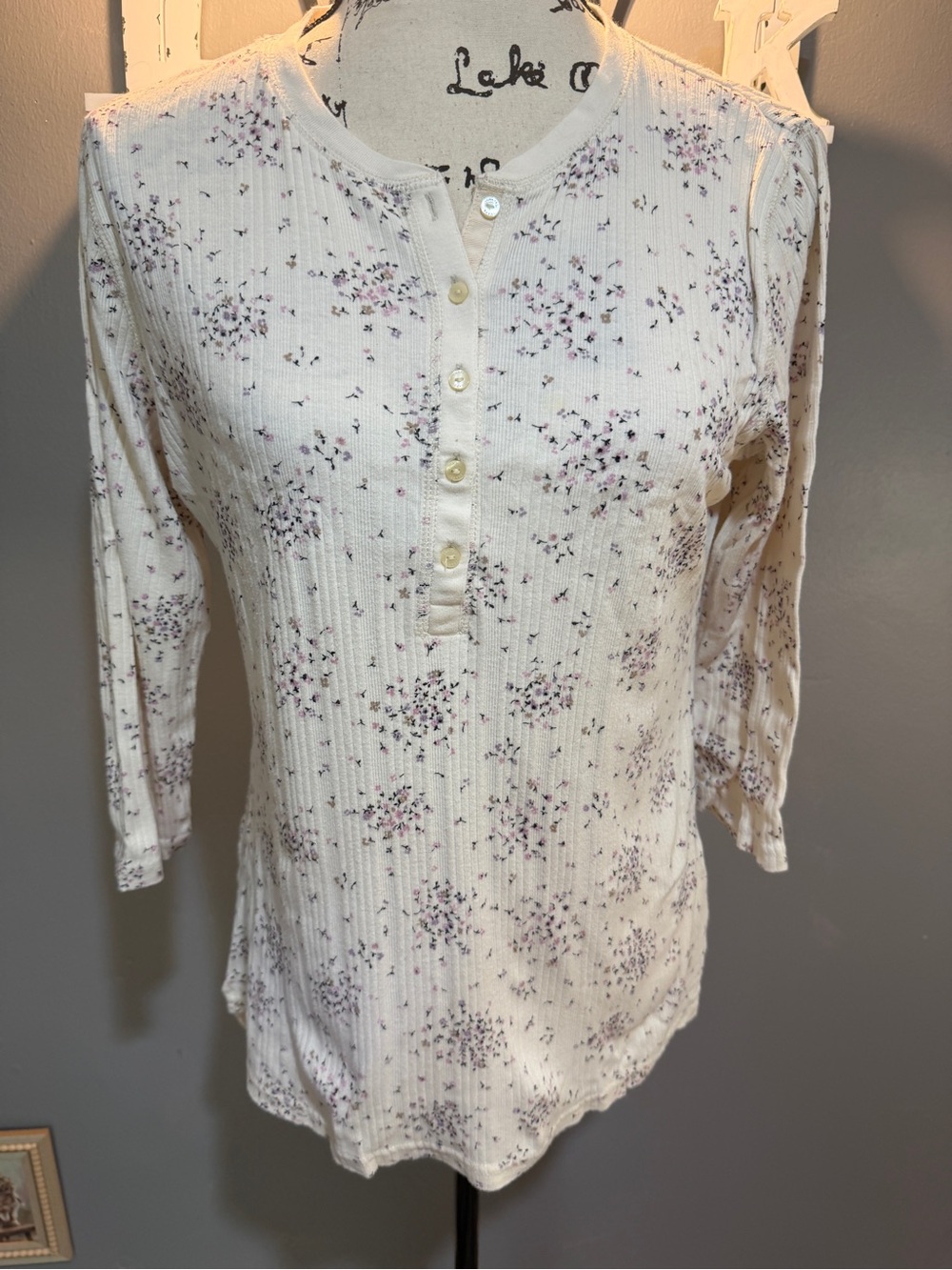 CHAPS CREAM COLORED FLORAL HENLEY TOP SZ M